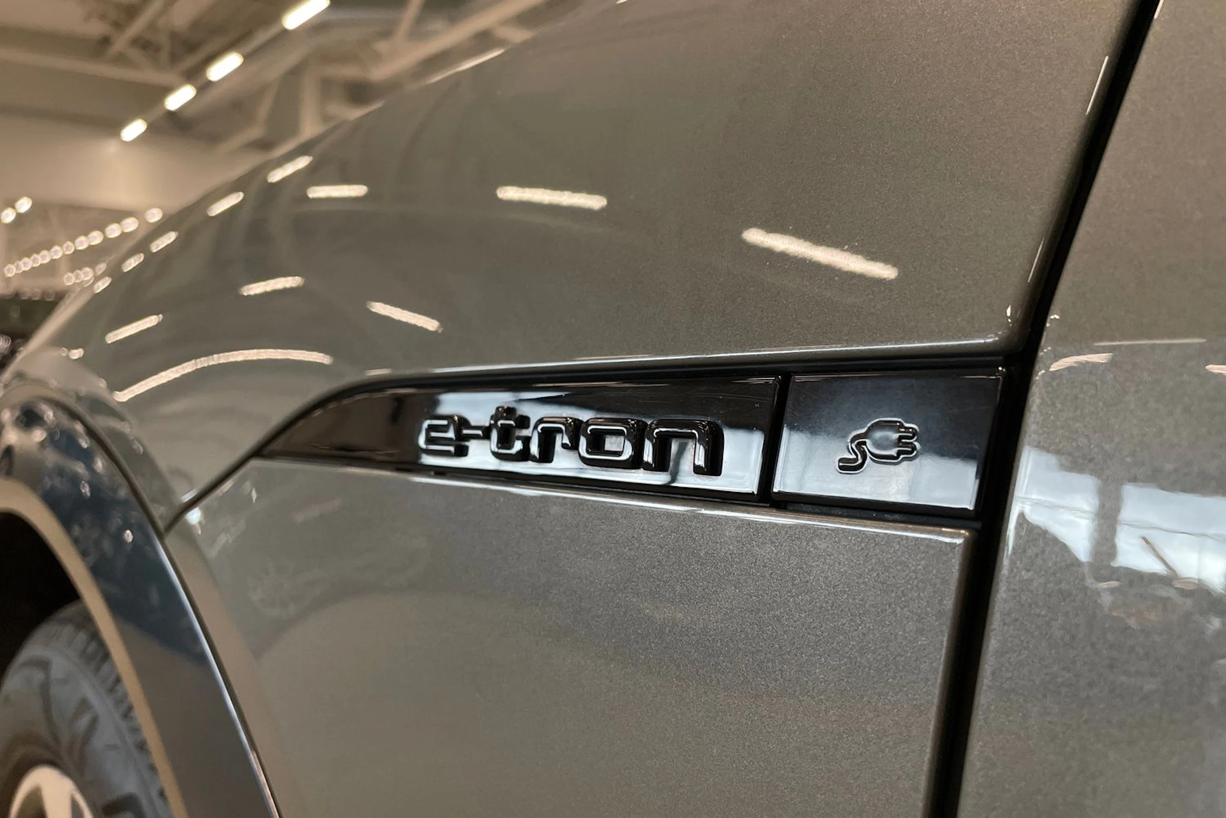 harmaa Audi Q8 e-tron 2023 kuva 31.