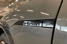 harmaa Audi Q8 e-tron 2023 kuva 31.
