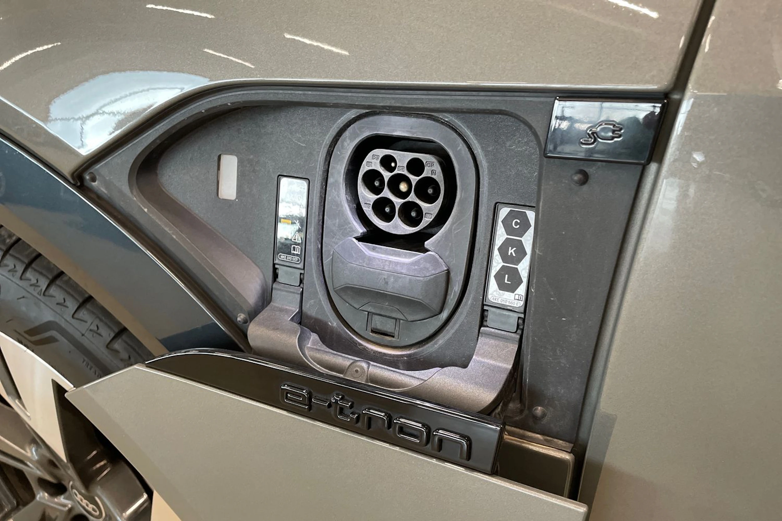 harmaa Audi Q8 e-tron 2023 kuva 32.