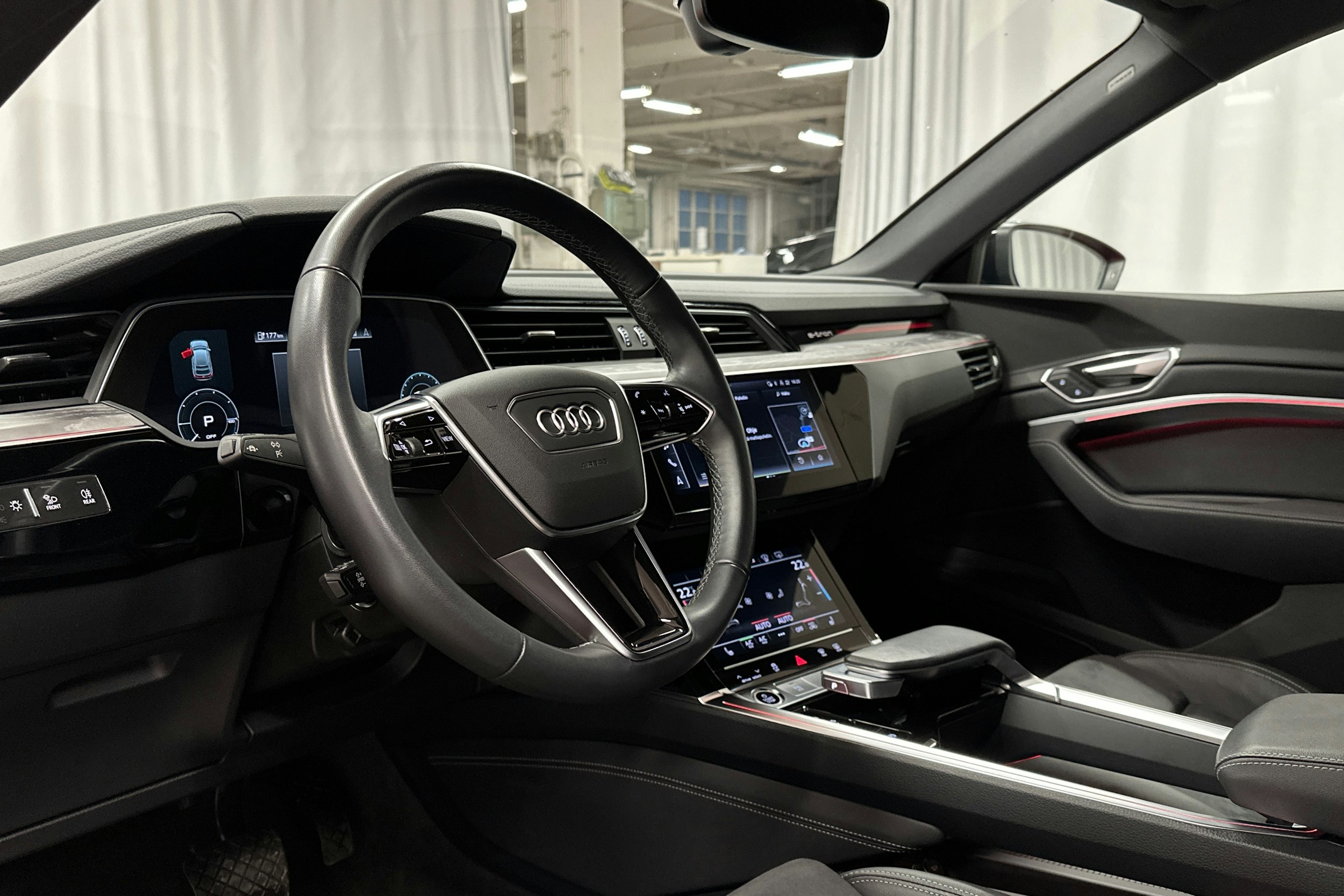 punainen Audi Q8 e-tron 2023 kuva 6.