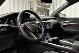 punainen Audi Q8 e-tron 2023 kuva 6.