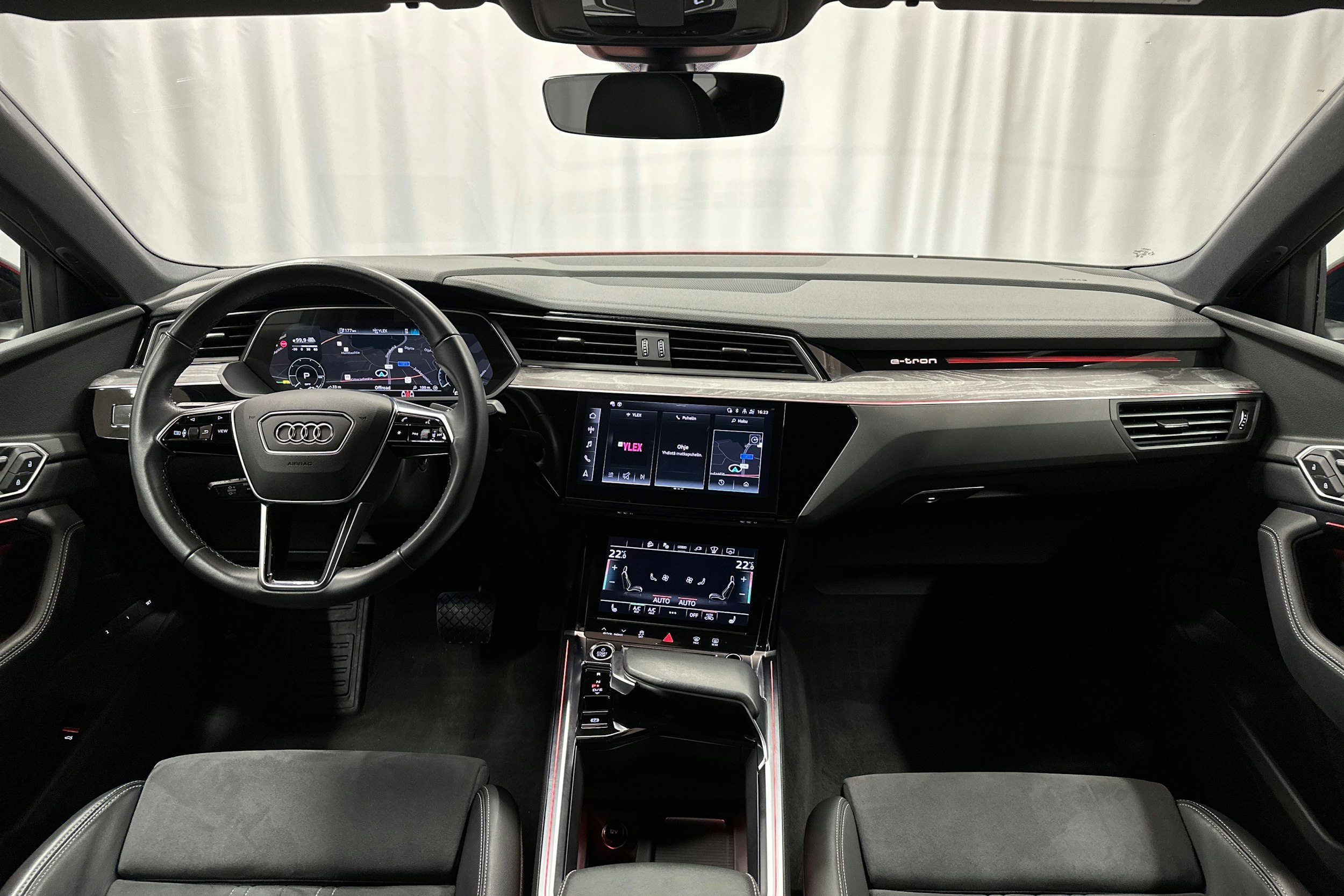 punainen Audi Q8 e-tron 2023 kuva 7.