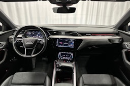 punainen Audi Q8 e-tron 2023 kuva 7.