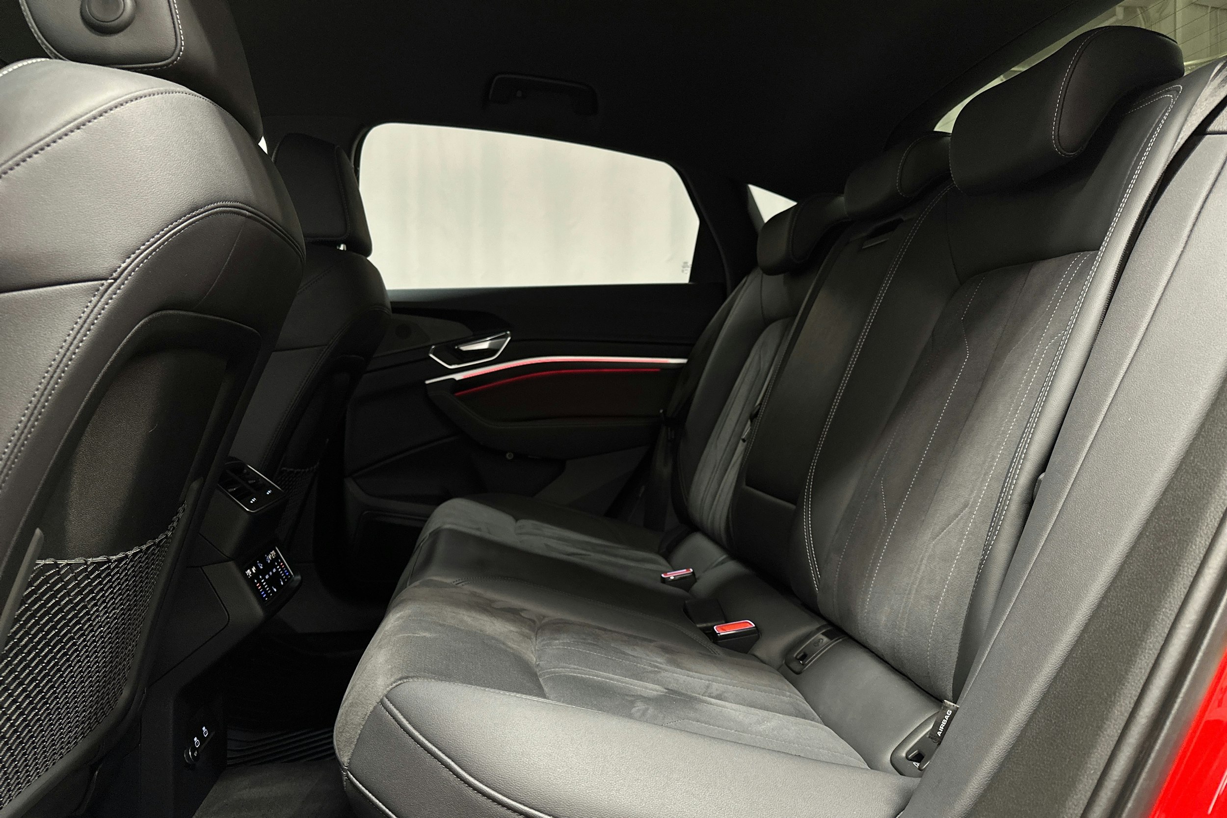 punainen Audi Q8 e-tron 2023 kuva 8.