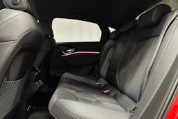 punainen Audi Q8 e-tron 2023 kuva 8.