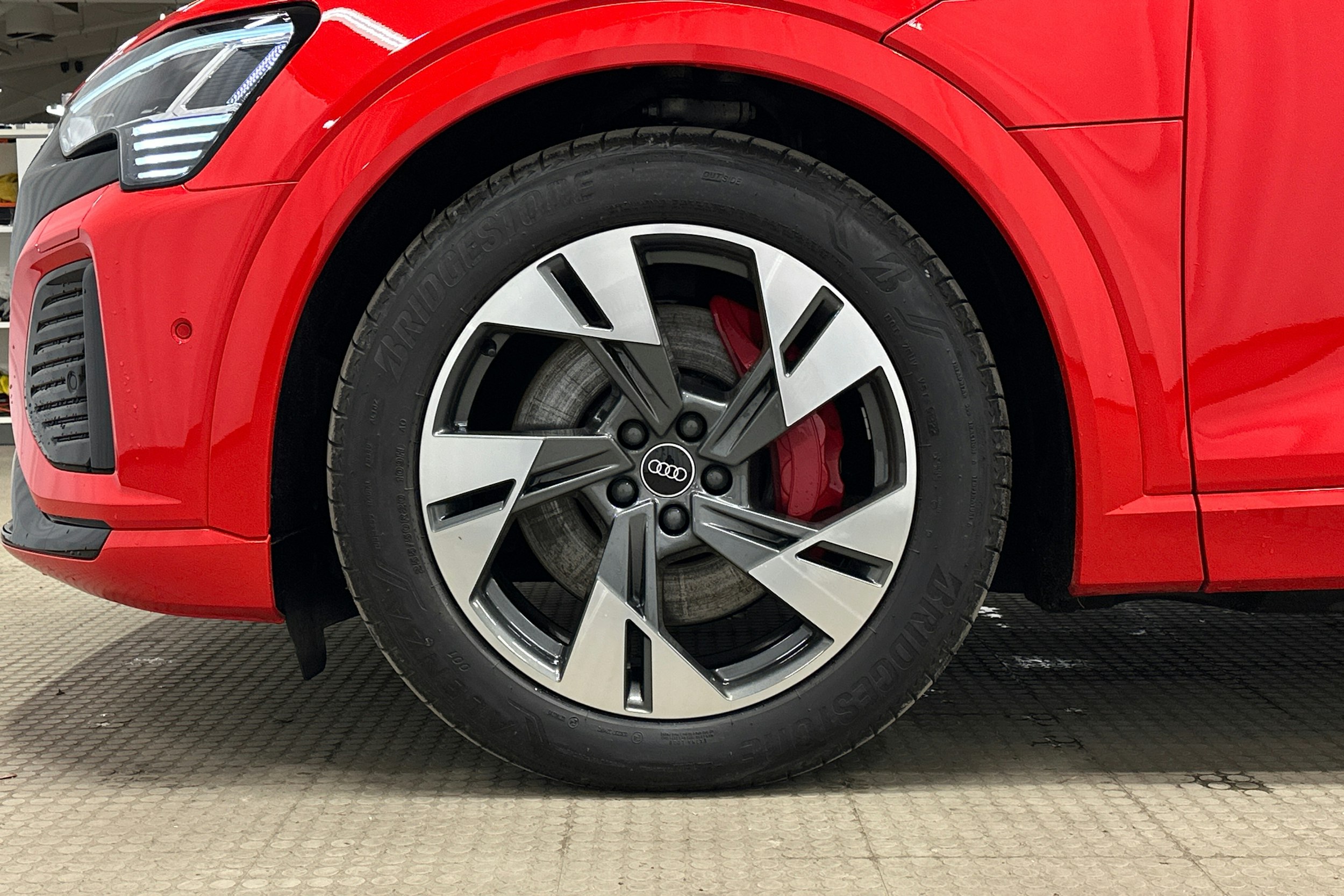 punainen Audi Q8 e-tron 2023 kuva 9.