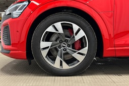 punainen Audi Q8 e-tron 2023 kuva 9.