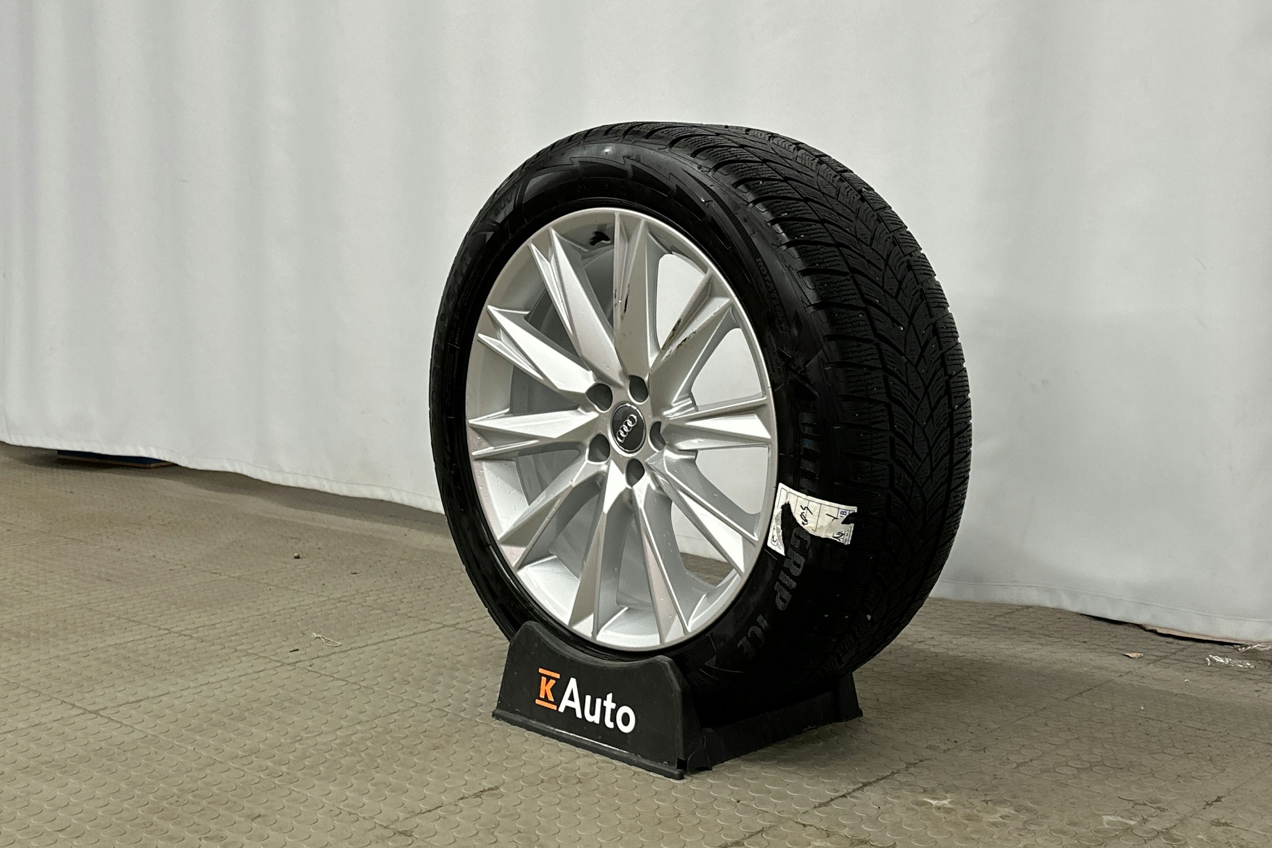 punainen Audi Q8 e-tron 2023 kuva 10.