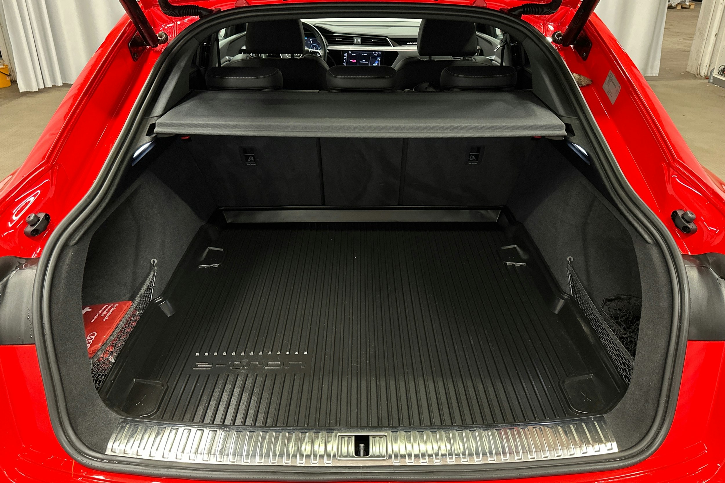 punainen Audi Q8 e-tron 2023 kuva 11.