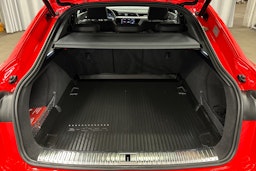 punainen Audi Q8 e-tron 2023 kuva 11.