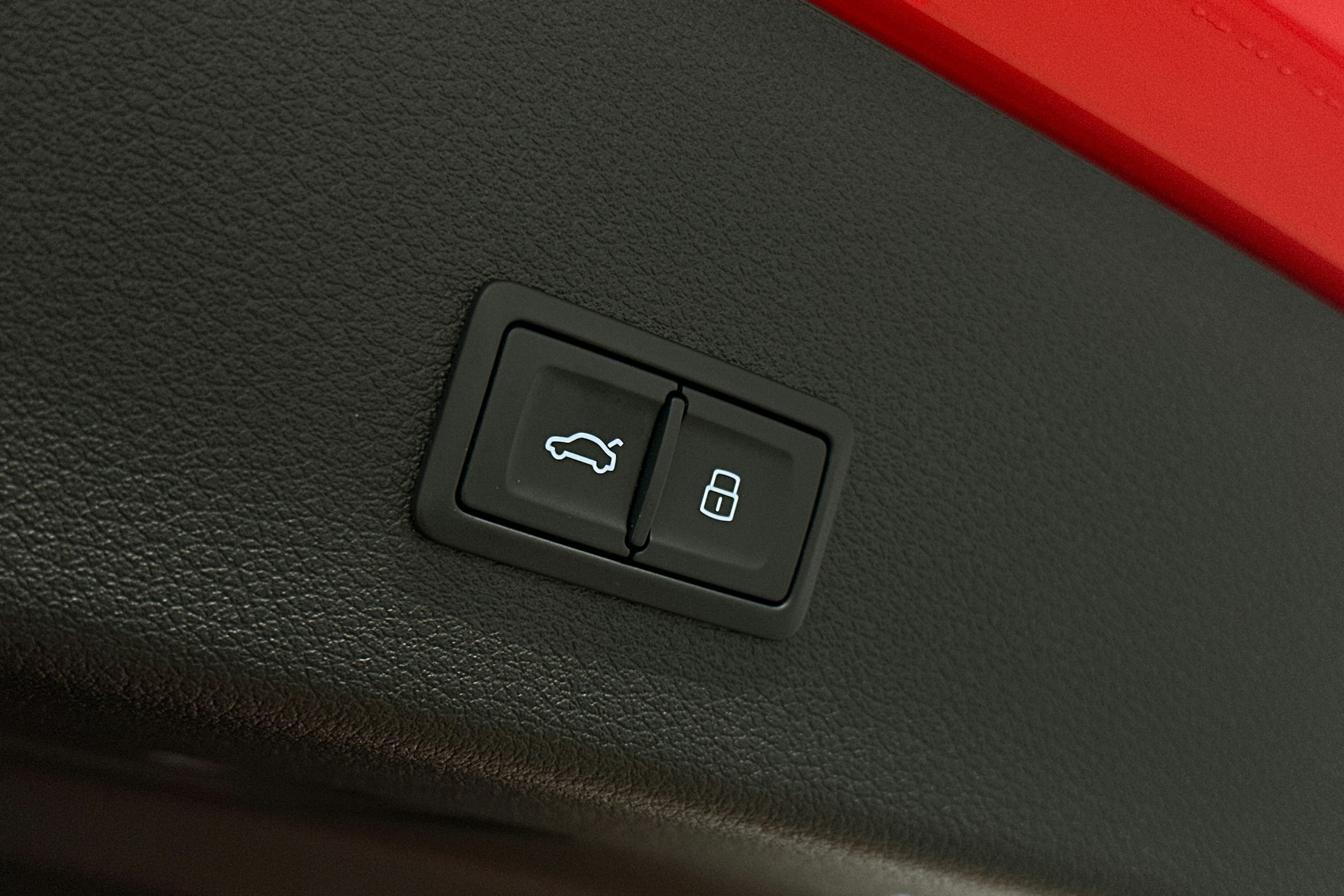 punainen Audi Q8 e-tron 2023 kuva 12.