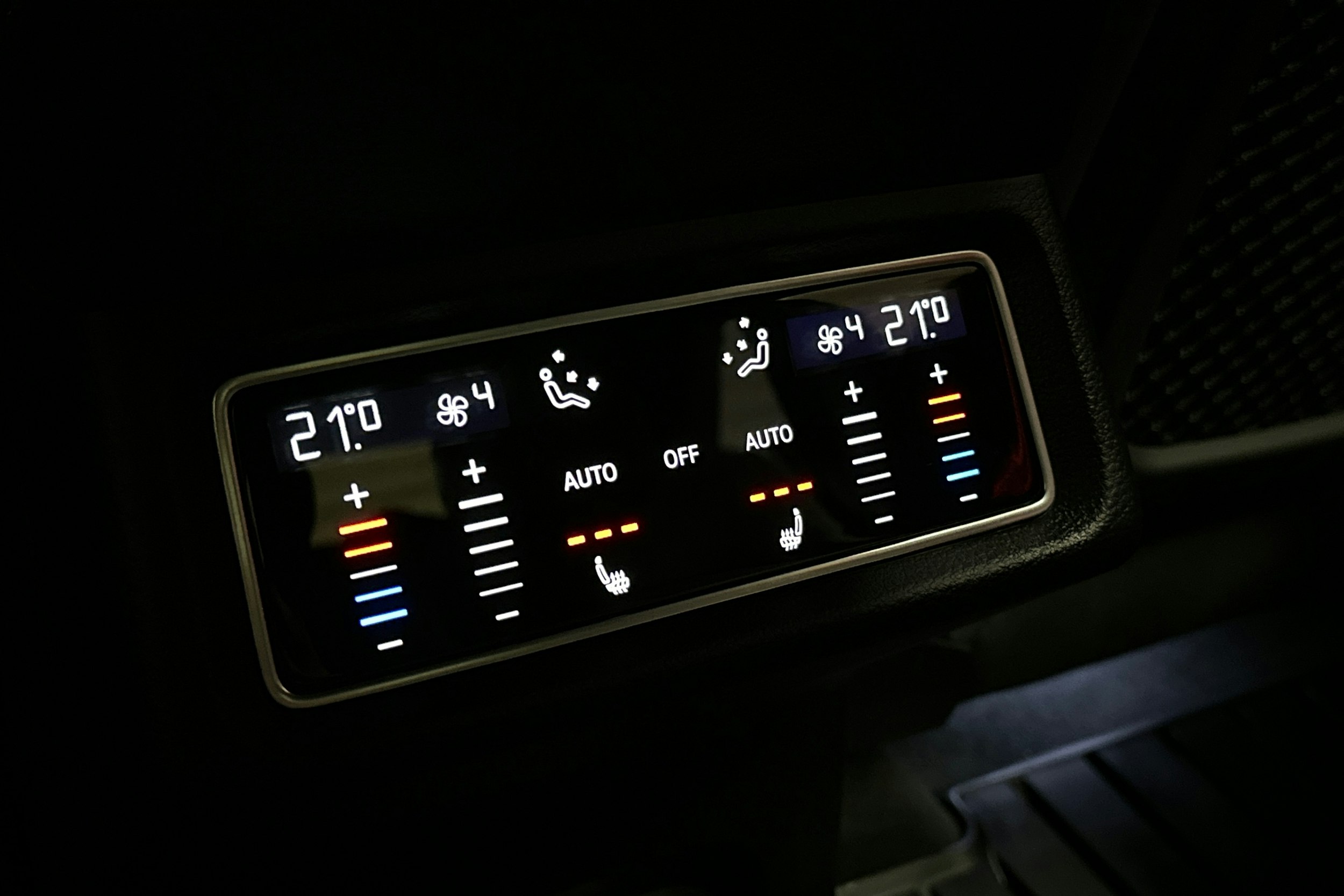 punainen Audi Q8 e-tron 2023 kuva 13.