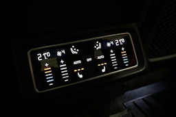 punainen Audi Q8 e-tron 2023 kuva 13.