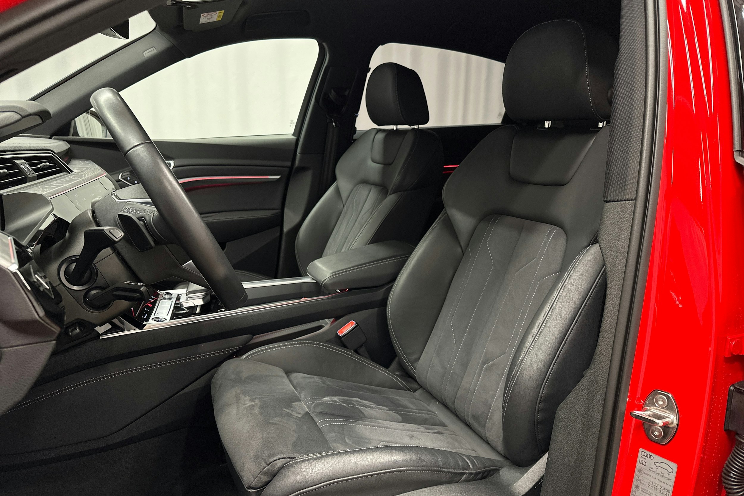 punainen Audi Q8 e-tron 2023 kuva 14.