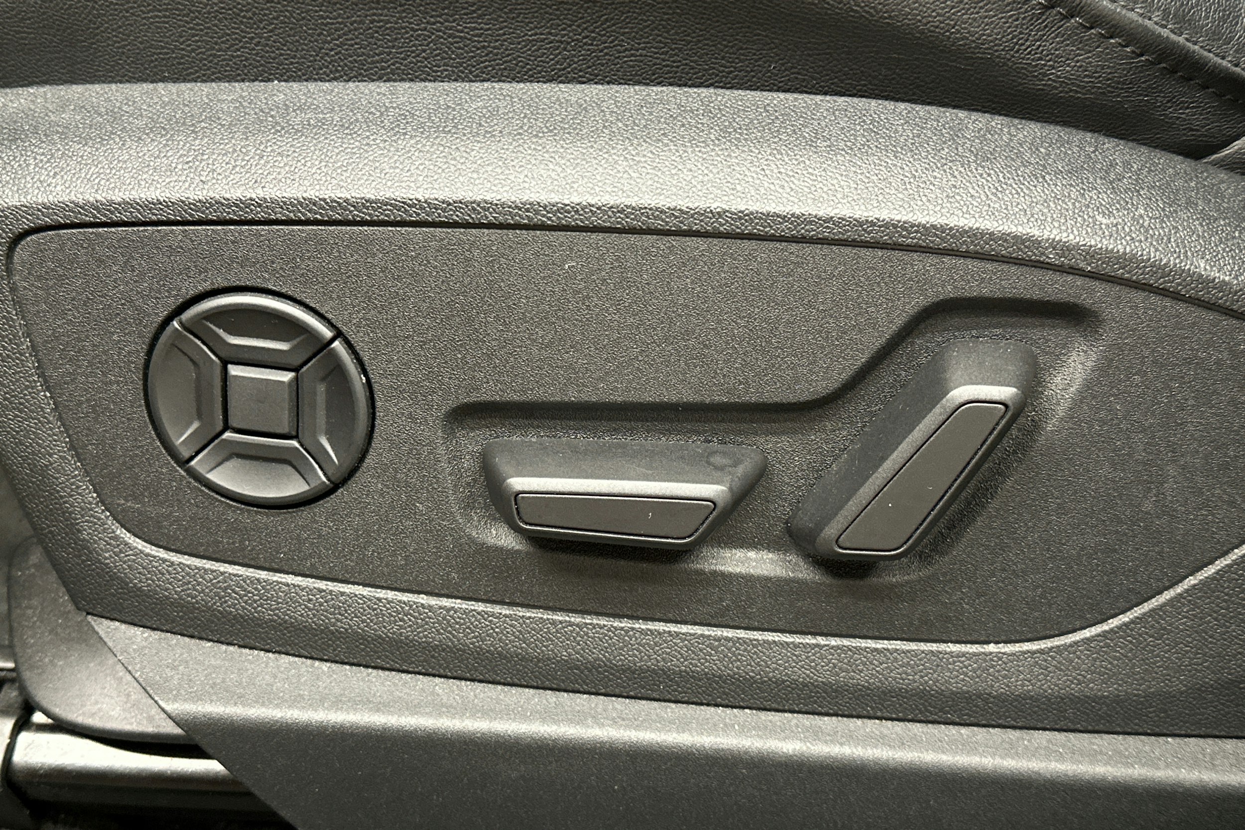 punainen Audi Q8 e-tron 2023 kuva 15.