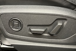 punainen Audi Q8 e-tron 2023 kuva 15.