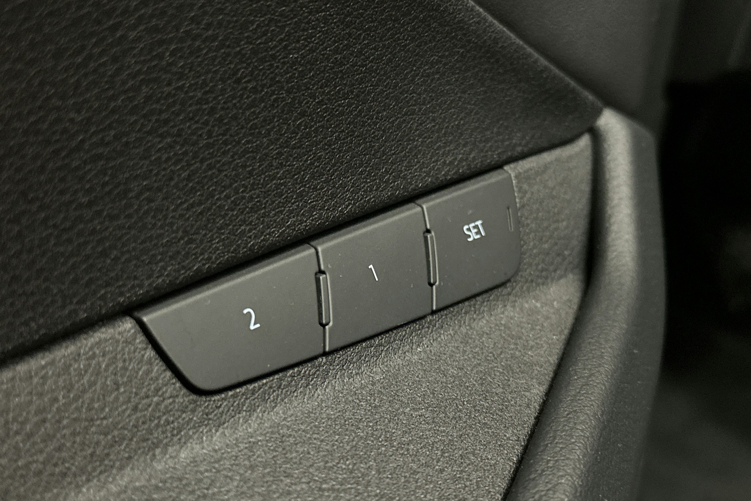 punainen Audi Q8 e-tron 2023 kuva 16.