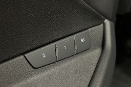 punainen Audi Q8 e-tron 2023 kuva 16.