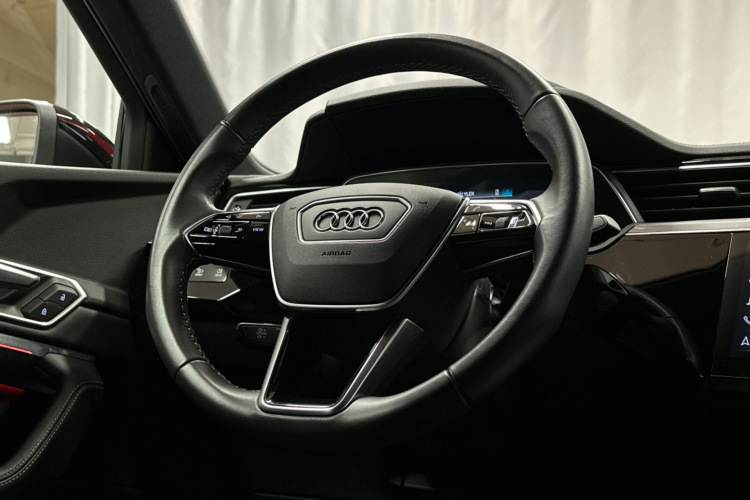 punainen Audi Q8 e-tron 2023 kuva 17.