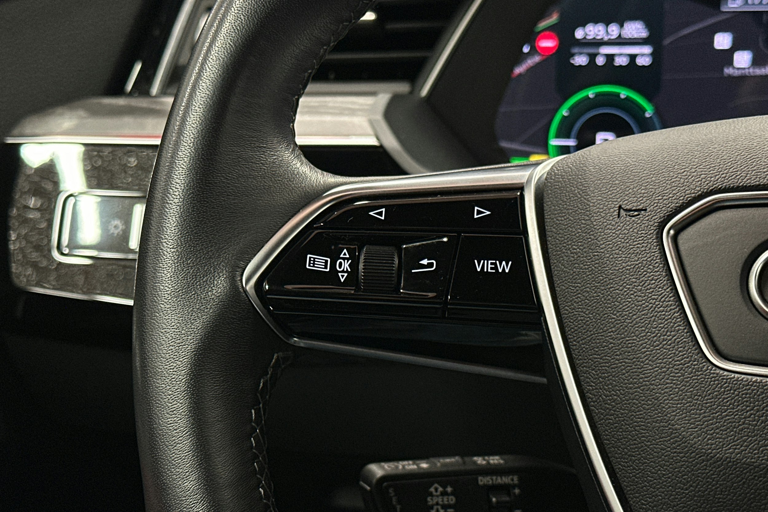 punainen Audi Q8 e-tron 2023 kuva 18.