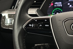 punainen Audi Q8 e-tron 2023 kuva 18.