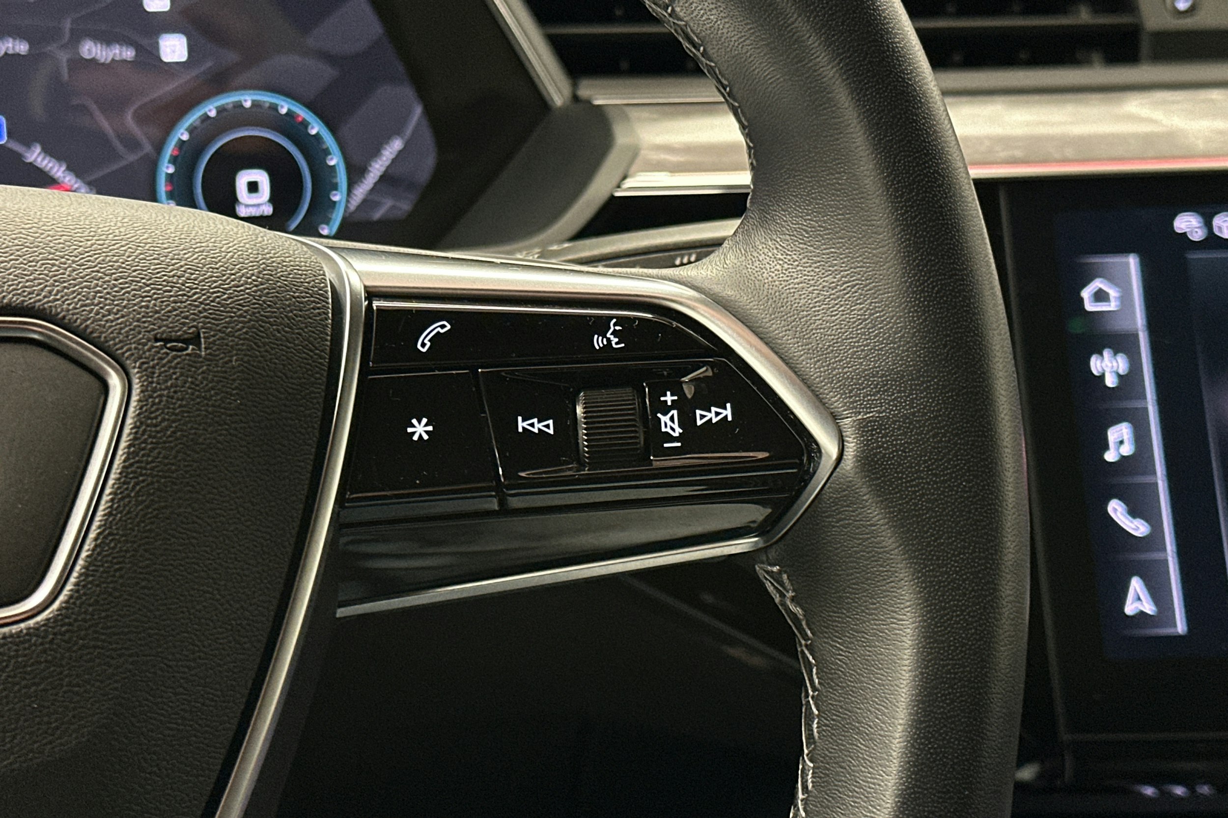 punainen Audi Q8 e-tron 2023 kuva 19.