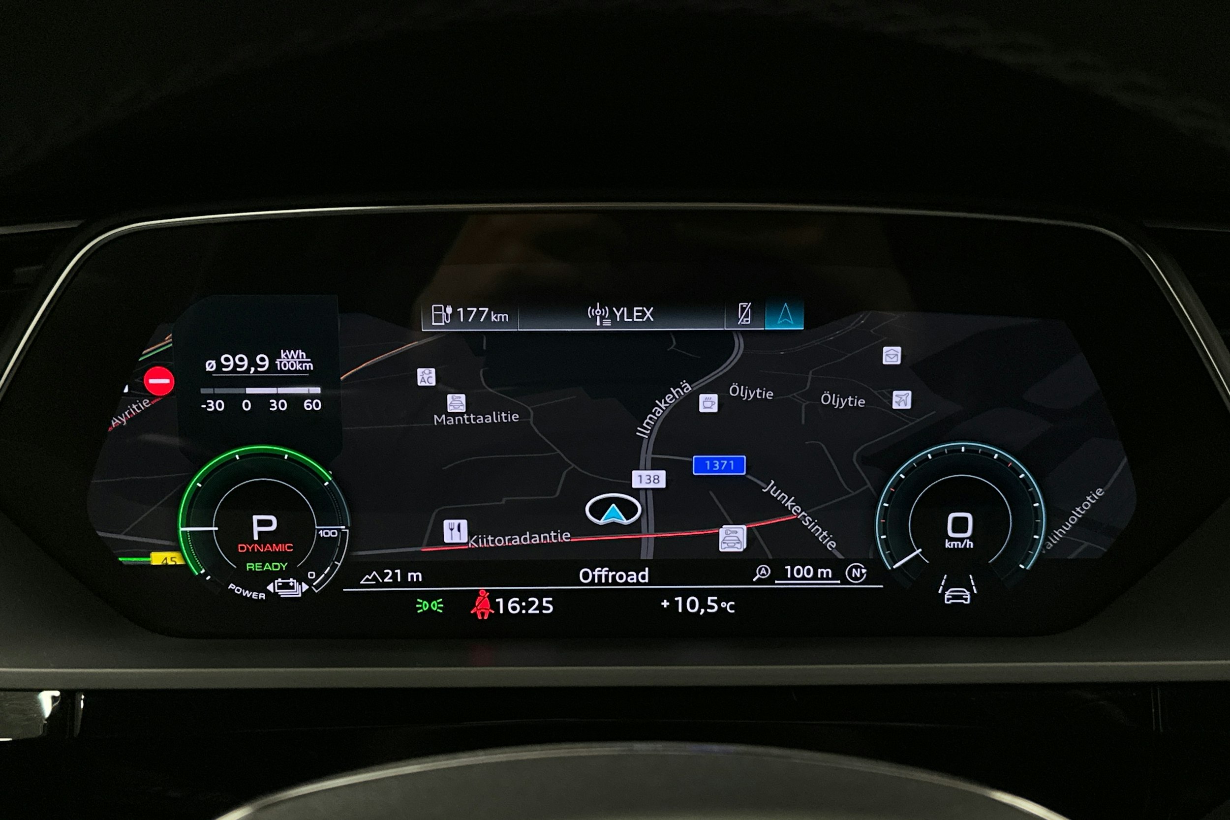 punainen Audi Q8 e-tron 2023 kuva 21.