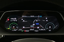 punainen Audi Q8 e-tron 2023 kuva 21.