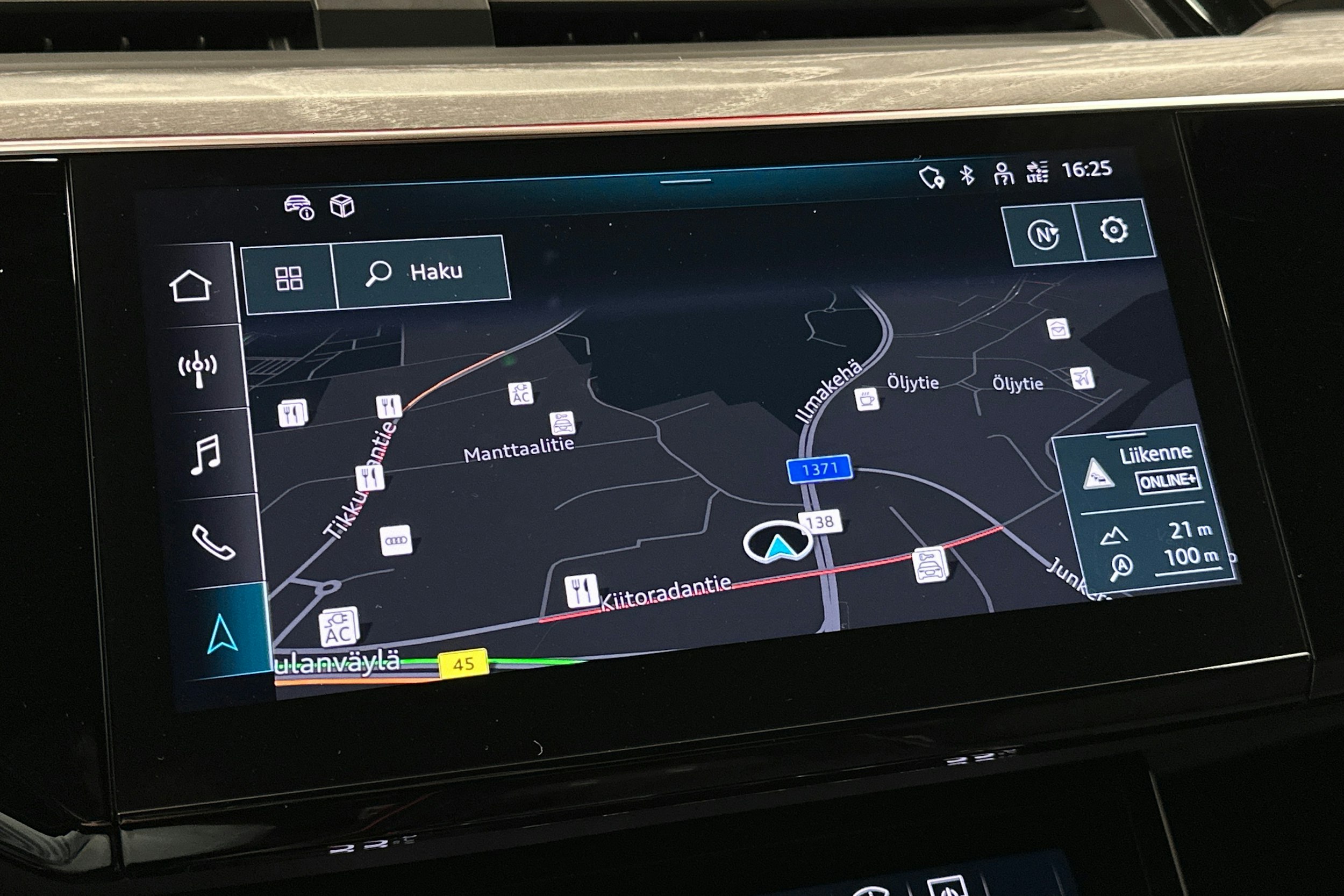 punainen Audi Q8 e-tron 2023 kuva 23.