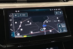 punainen Audi Q8 e-tron 2023 kuva 23.