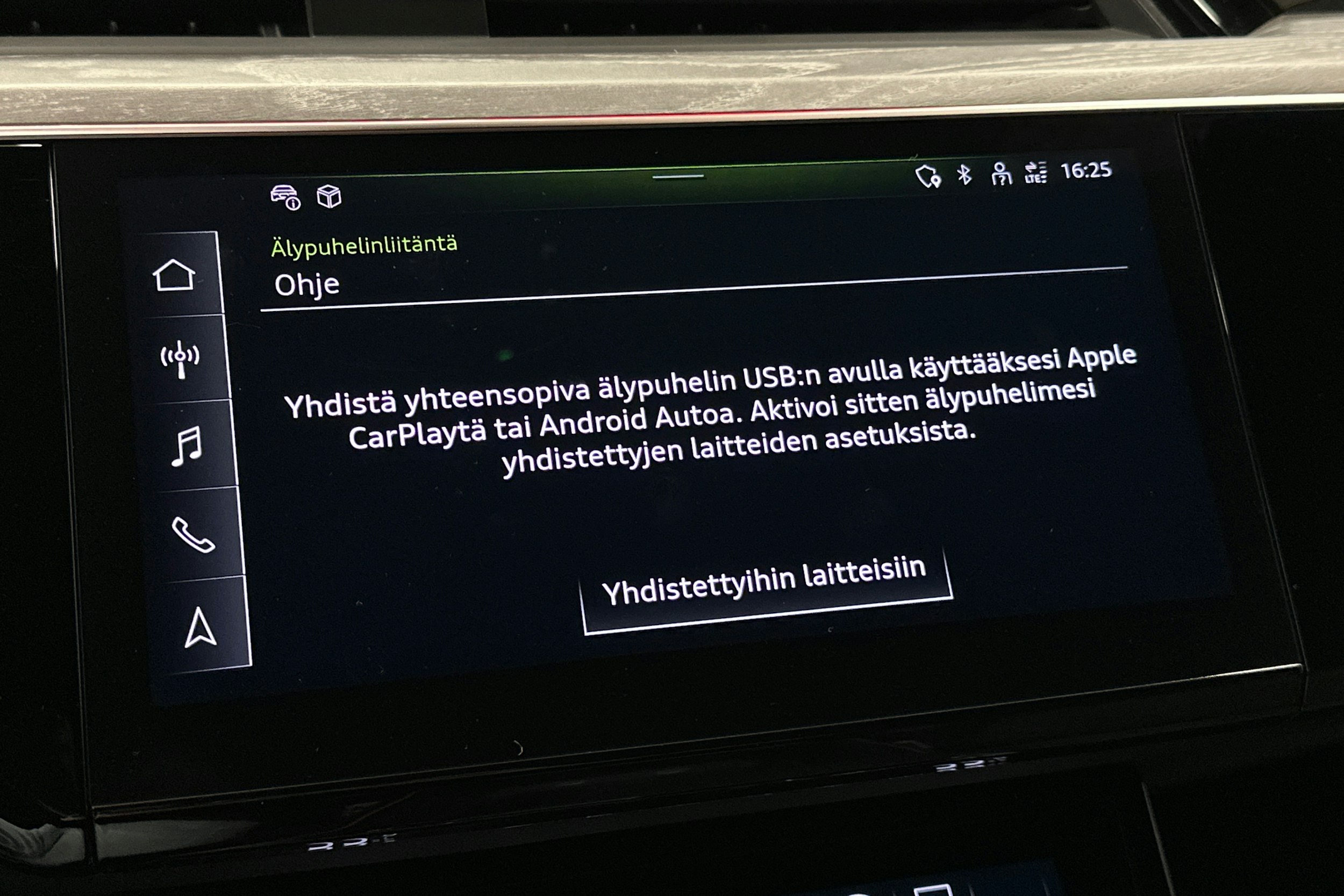 punainen Audi Q8 e-tron 2023 kuva 24.