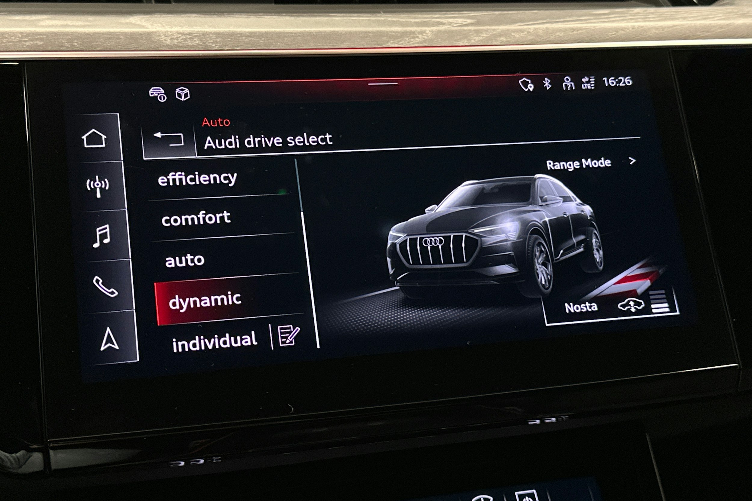 punainen Audi Q8 e-tron 2023 kuva 25.