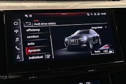 punainen Audi Q8 e-tron 2023 kuva 25.