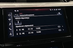 punainen Audi Q8 e-tron 2023 kuva 26.