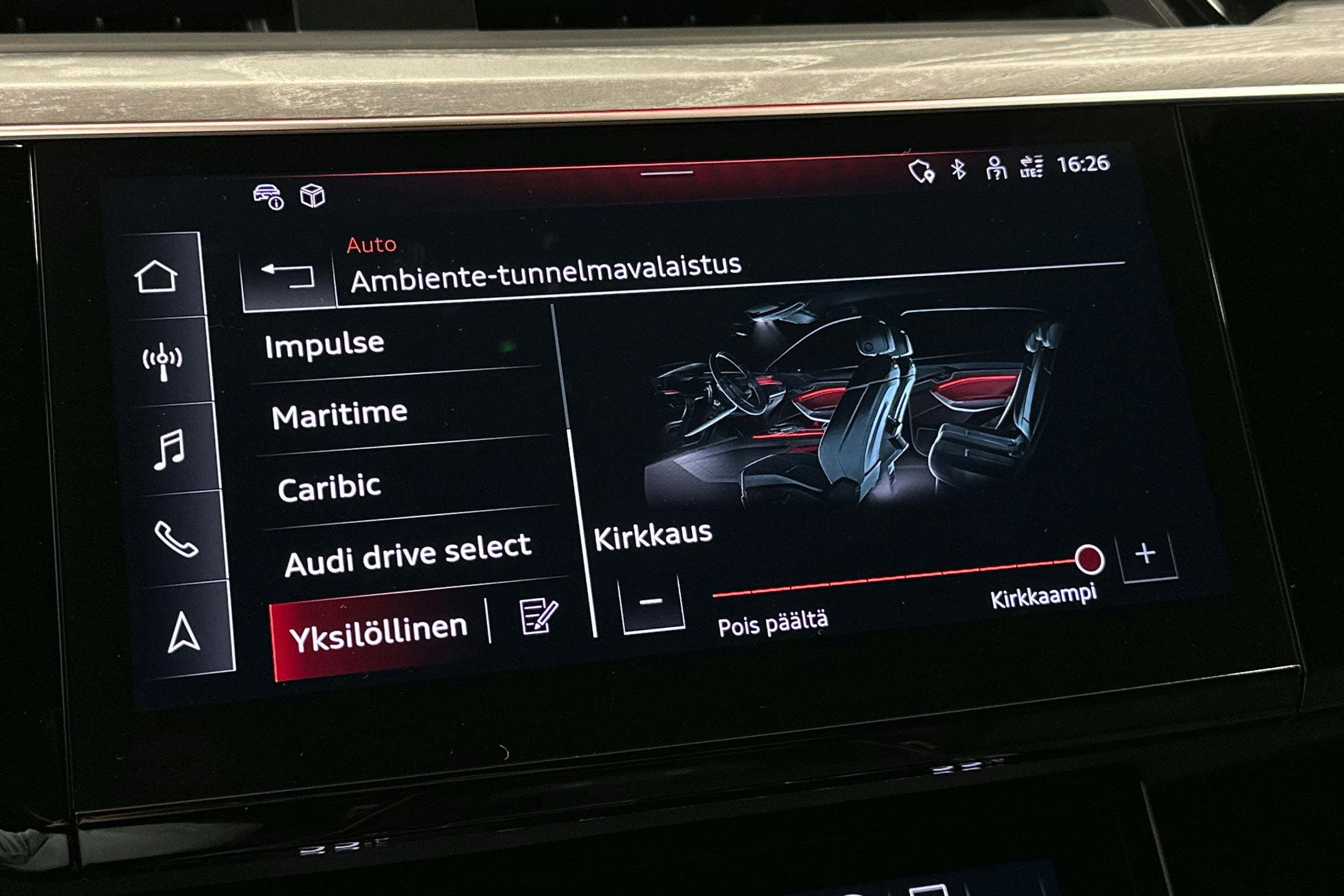 punainen Audi Q8 e-tron 2023 kuva 27.