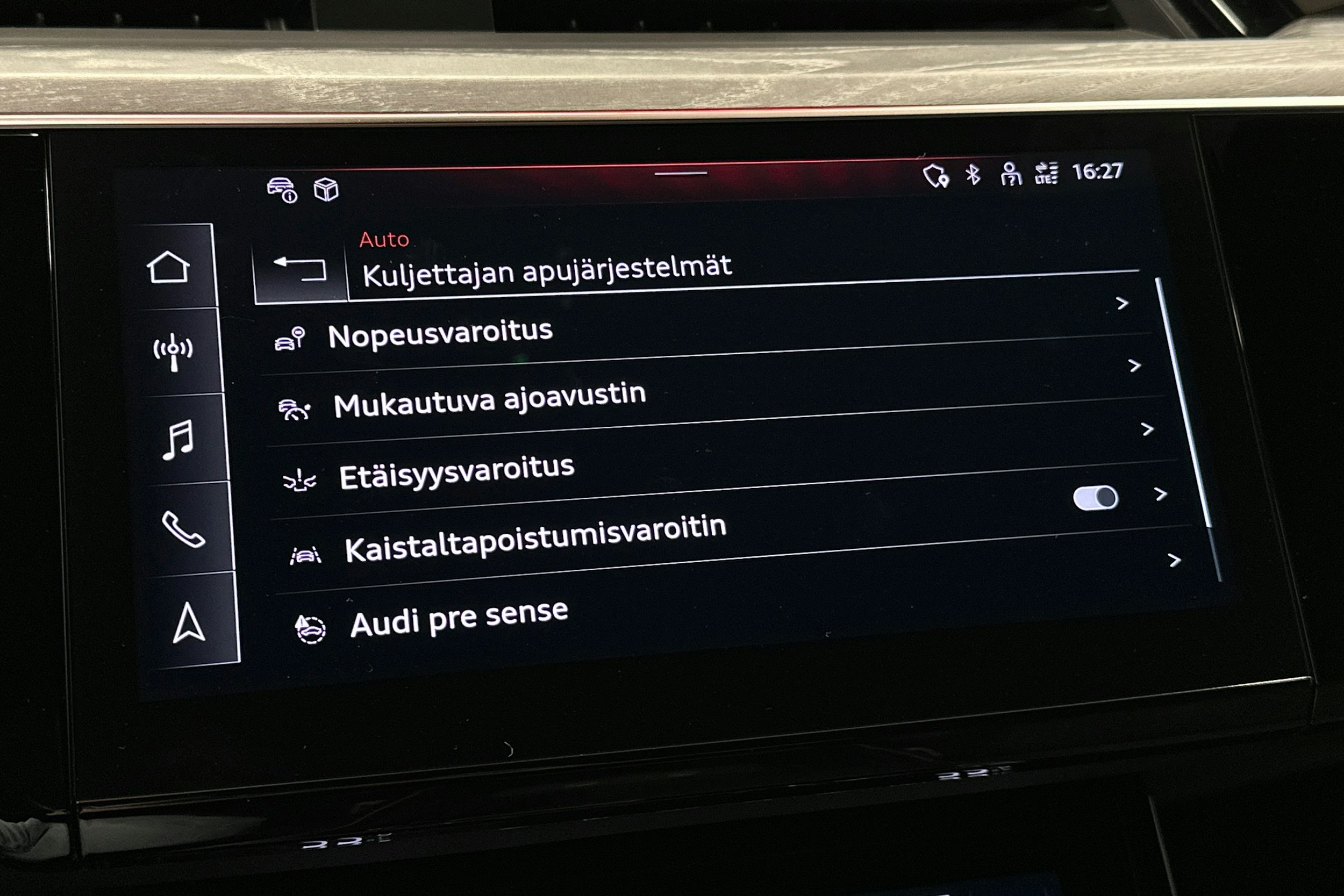 punainen Audi Q8 e-tron 2023 kuva 28.