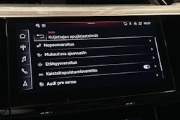 punainen Audi Q8 e-tron 2023 kuva 28.