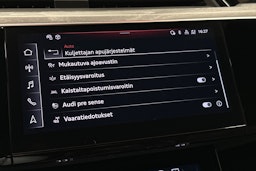 punainen Audi Q8 e-tron 2023 kuva 29.