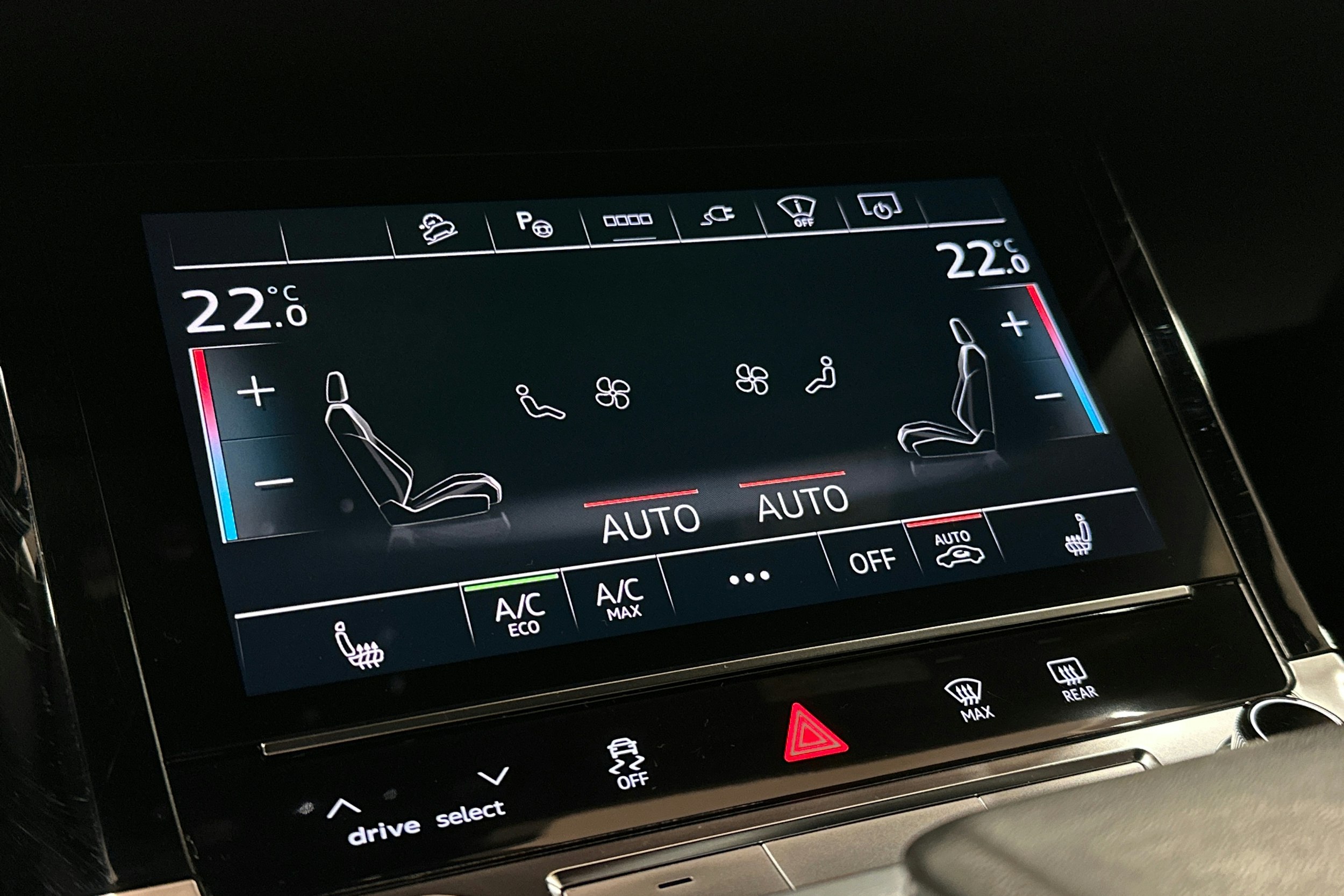 punainen Audi Q8 e-tron 2023 kuva 30.