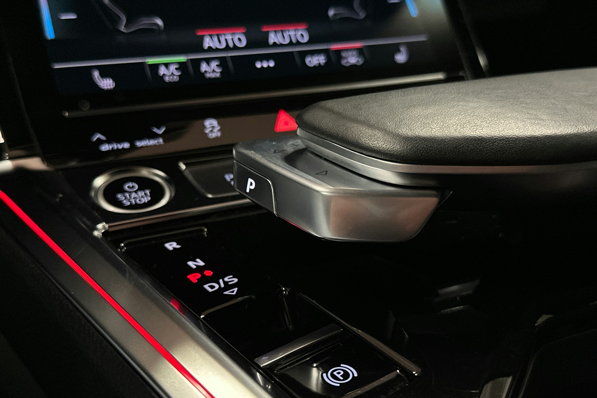 punainen Audi Q8 e-tron 2023 kuva 31.