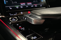 punainen Audi Q8 e-tron 2023 kuva 31.