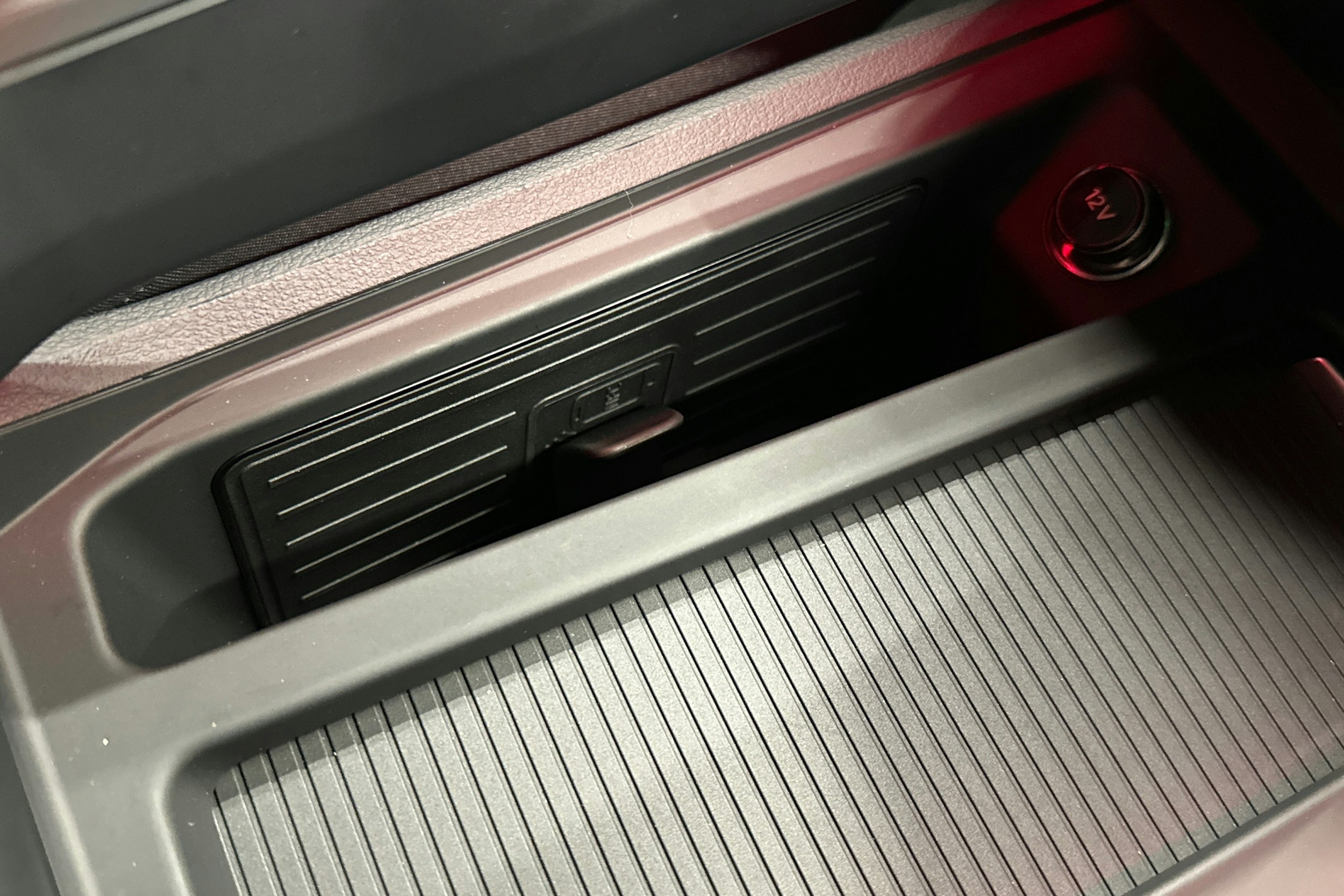 punainen Audi Q8 e-tron 2023 kuva 32.