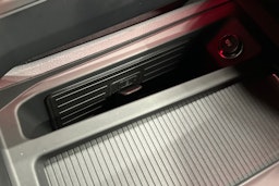 punainen Audi Q8 e-tron 2023 kuva 32.