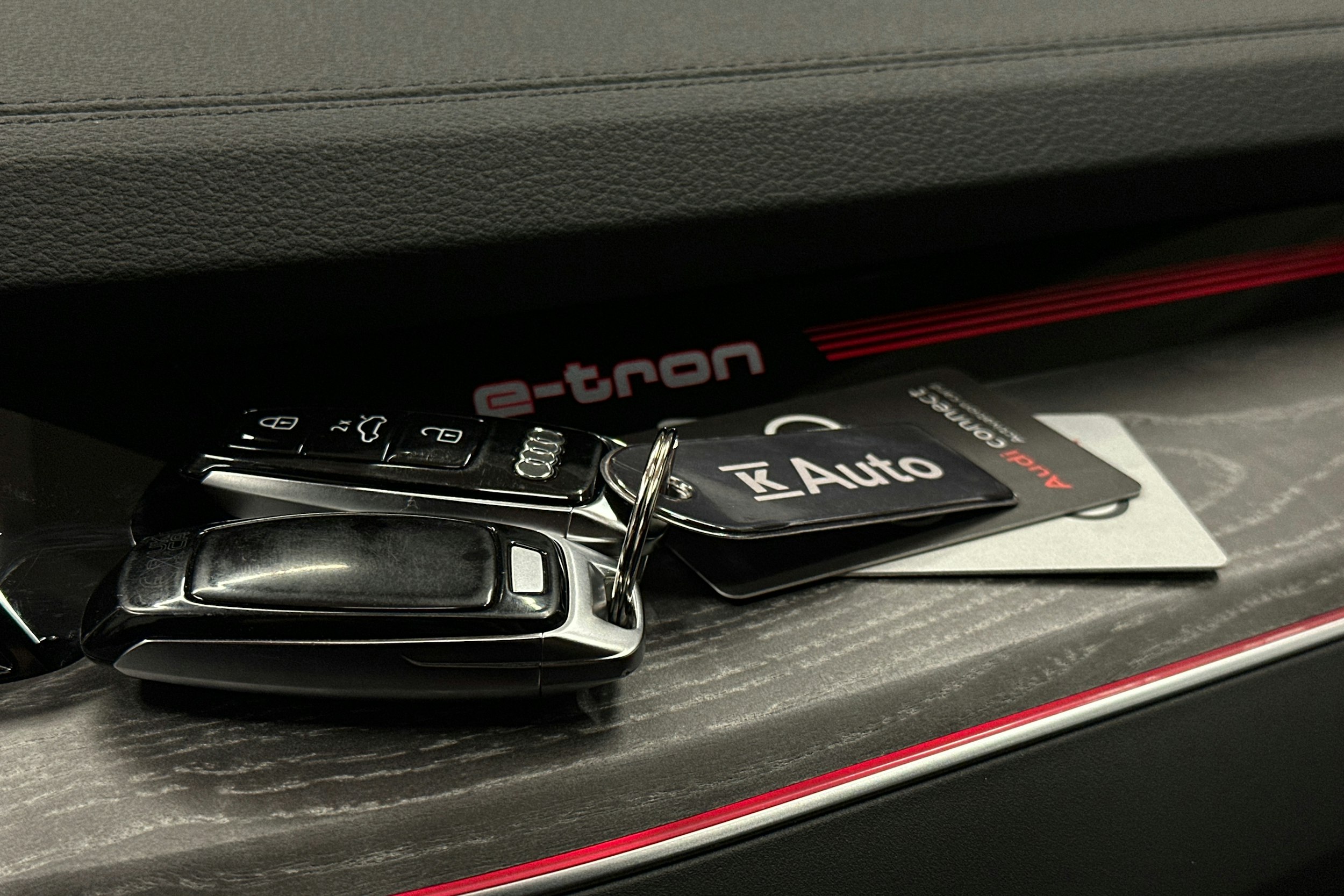 punainen Audi Q8 e-tron 2023 kuva 33.