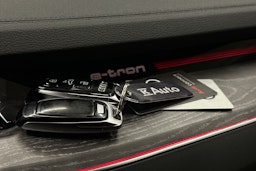 punainen Audi Q8 e-tron 2023 kuva 33.