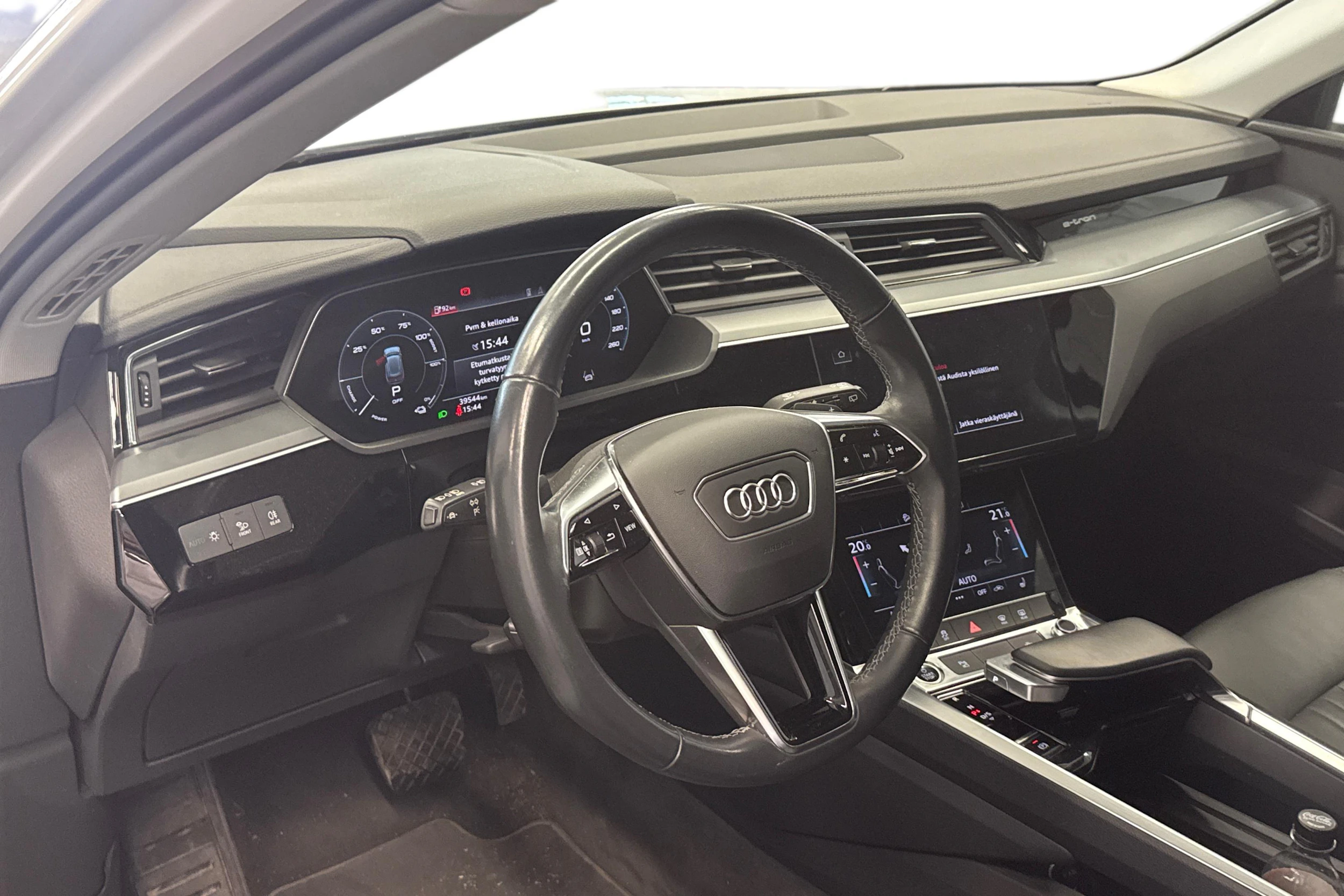 Valkoinen Audi Q8 e-tron 2024 kuva 3.