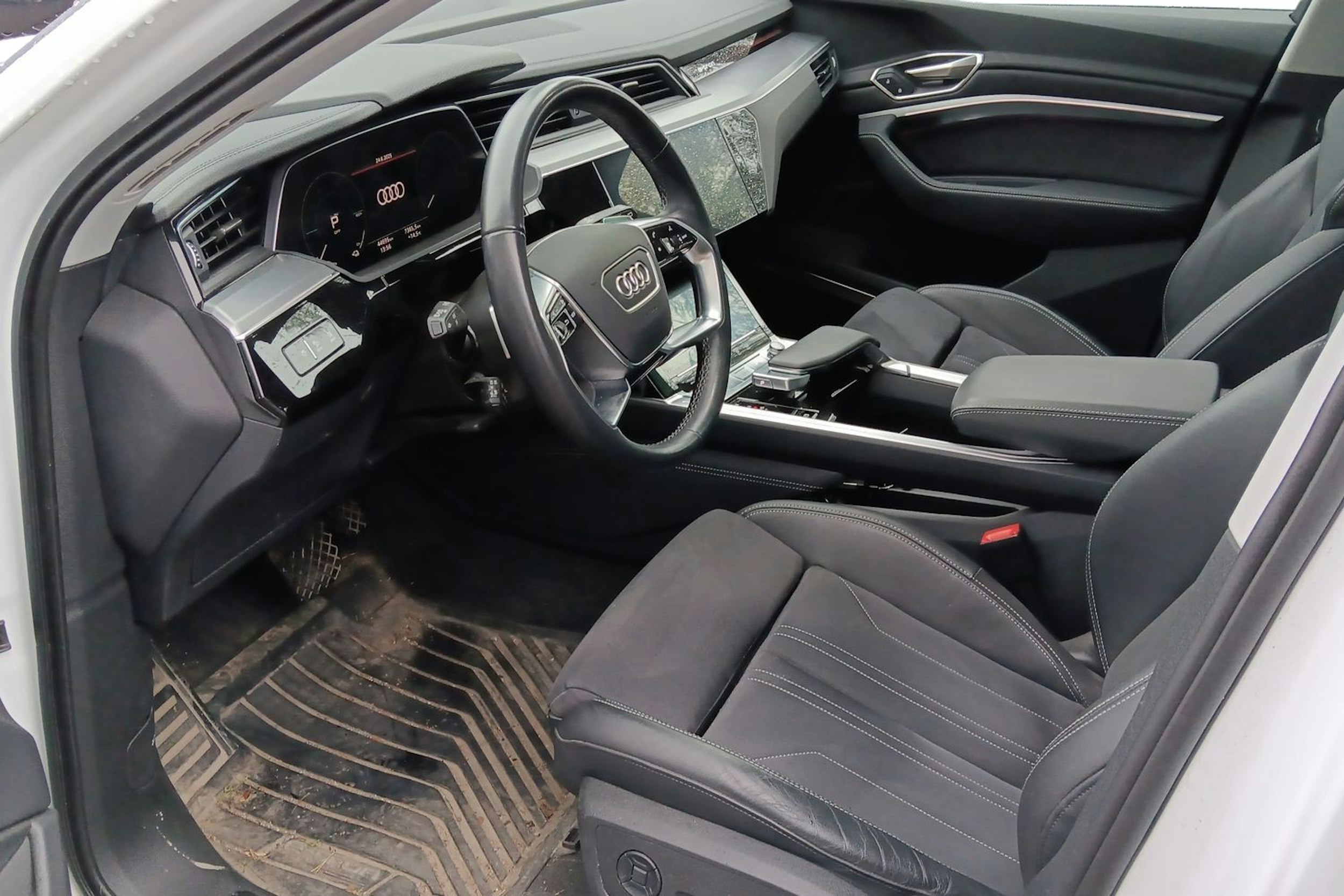 Valkoinen Audi Q8 e-tron 2023 kuva 3.