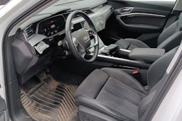 Valkoinen Audi Q8 e-tron 2023 kuva 3.
