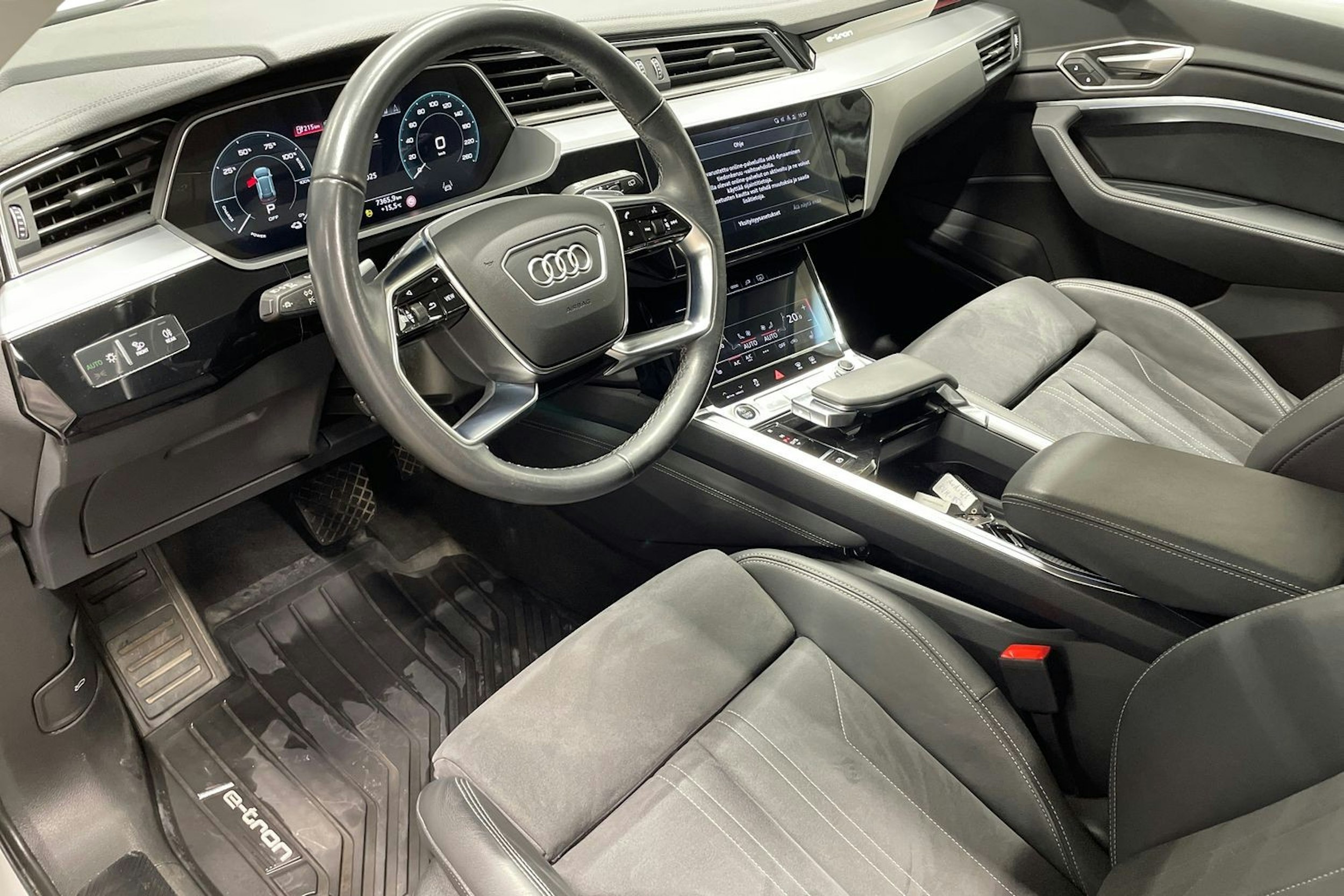 Valkoinen Audi Q8 e-tron 2024 kuva 7.