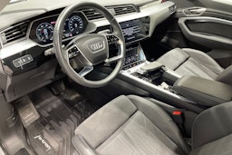 Valkoinen Audi Q8 e-tron 2024 kuva 7.